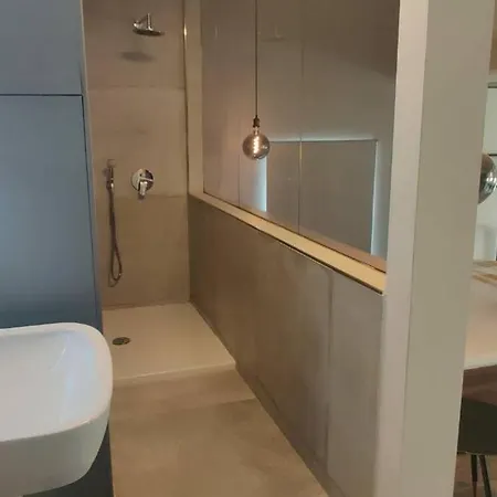 No 60, 3rd Floor, Centrally Located, Fully Equipped Διαμέρισμα *